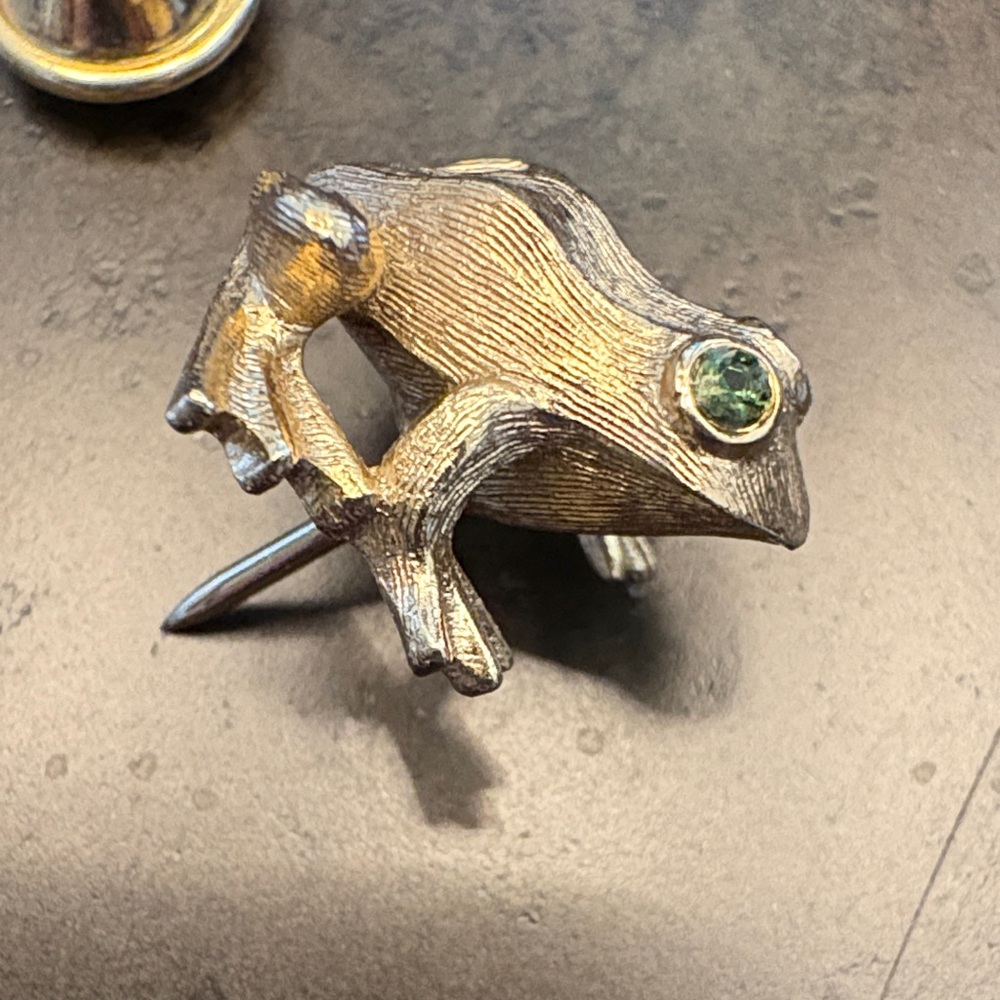 Avon Gold-Tone Frog Brooch with Green Stone Eye